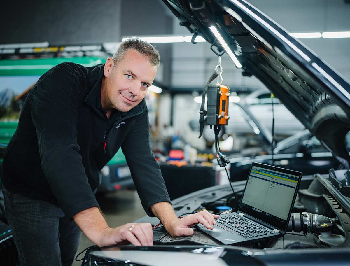 Stefan Hilger in seiner Kfz-Werkstatt in Aying